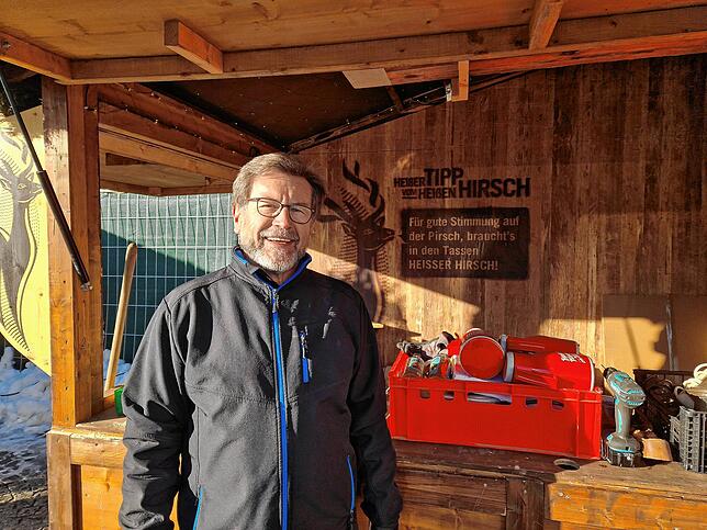 Manfred Quedzuweit betreibt auf dem Weihnachtsmarkt den Heißen Hirsch.