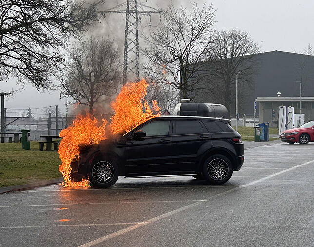 Das Auto auf dem Rastplatz an der A1 bei Othmarsingen (Kanton Aargau) brennt lichterloh.