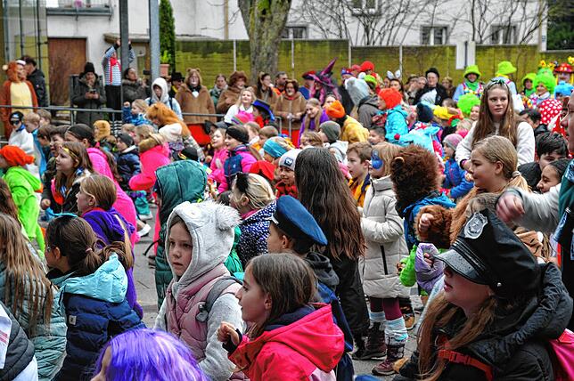 Bild 16: Bunte Zirkusschar in Steißlingen: So feierten die Narren die Rathausübergabe am Schmotzige