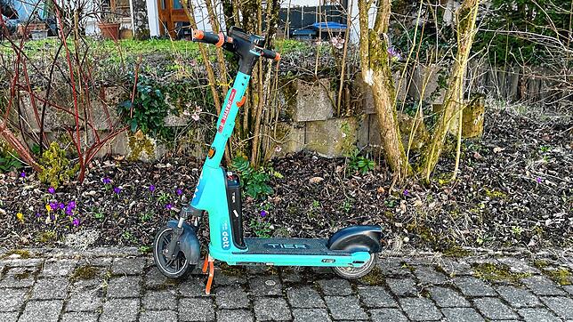 Am Rande des Gehwegs abgestellt, steht dieser Leih-Scooter niemandem im Weg: Müssen die Nutzer dies künftig mit einem Foto ...