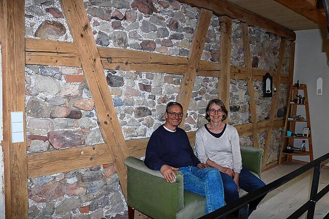 Das alte Fachwerk ist im Wohnhaus noch überall sichtbar. Friederike Stolz und Roger Rehbein fühlen sich wohl.