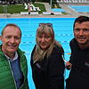 Auf dem Fünf-Meter-Turm (von links): Stadtwerke-Geschäftsführer Jürgen Fürst, Schwimmbadmitarbeiterin Marion Schuler und Udo Göbel, ...