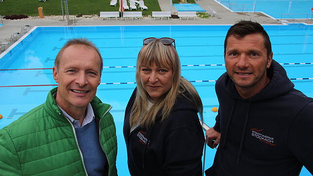 Auf dem Fünf-Meter-Turm (von links): Stadtwerke-Geschäftsführer Jürgen Fürst, Schwimmbadmitarbeiterin Marion Schuler und Udo Göbel, ...