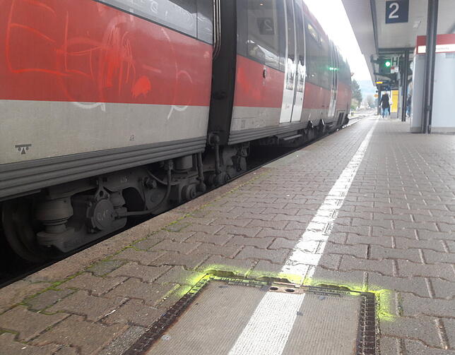 Im Rahmen regelmäßiger Inspektionen werden Unebenheiten markiert, damit sie ausgebessert werden können. Unser Bild zegt eine Markierung ...