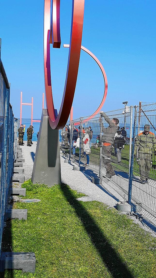 Anfang April hat die Schweiz den bereits durch die deutsche Bundespolizei zuvor eingerichteten Grenzzaun durch einen zweiten ergänzt.