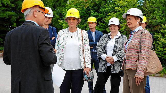 Beim Ortstermin informiert sich Staatssekretärin Friedlinde Gurr-Hirsch über den Innocamp (von links): Thomas Exler, Melanie Hirlinger, ...