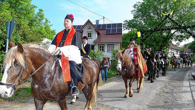 Der Georgiritt, hier ein Archivfoto mit Pfarrer Jürgen Schmidt (auf dem zweiten Pferd) mit der Monstranz, muss in diesem Jahr erneut ...
