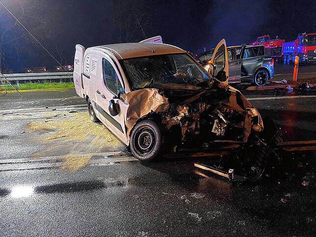 Wenn es kracht, dann heftig: Bei dem Unfall am vorvergangenen Wochenende gab es viere Verletzte. Bild: Feuerwehr