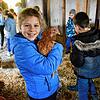 Keine Berührungsängste mit dem lieben Federvieh hat auch Clara Frech (9 Jahre), die mit ihren Mitschülern von der Alemannenschule an dem ...