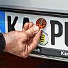 Auf dem hinteren Kennzeichen ist die TÜV-Plakette angebracht. Sie zeigt an, wann die nächste Hauptuntersuchung fällig ist. War die das ...