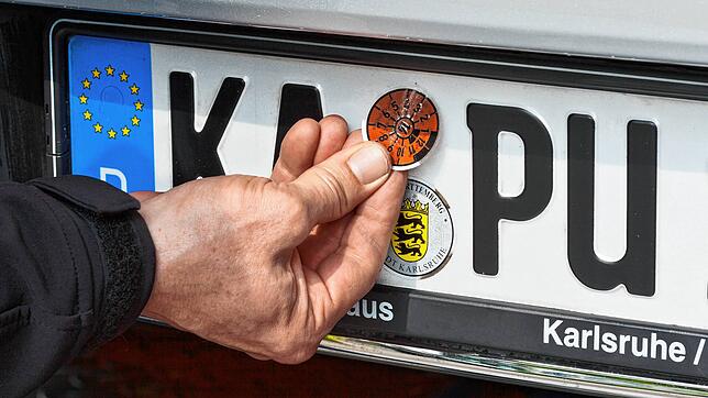 Auf dem hinteren Kennzeichen ist die TÜV-Plakette angebracht. Sie zeigt an, wann die nächste Hauptuntersuchung fällig ist. War die das ...