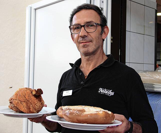 Leib und Seele: Emilio Finotto trägt zwei der beliebtesten Speisen an den Tisch. An Spitzentagen gibt das Bräustüberl einige tausende ...