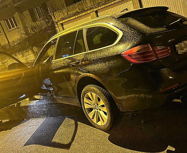 Ein herrenloses Auto steht in Erlinsbach auf einer Mauer. Die Polizei stellt den betrunkenen Fahrer später.