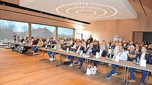 Zahlreiche Gäste füllen beim Unternehmerevent FBW den Festsaal des Hotels Öschberghof in Donaueschingen. Foto: Mark Bröer