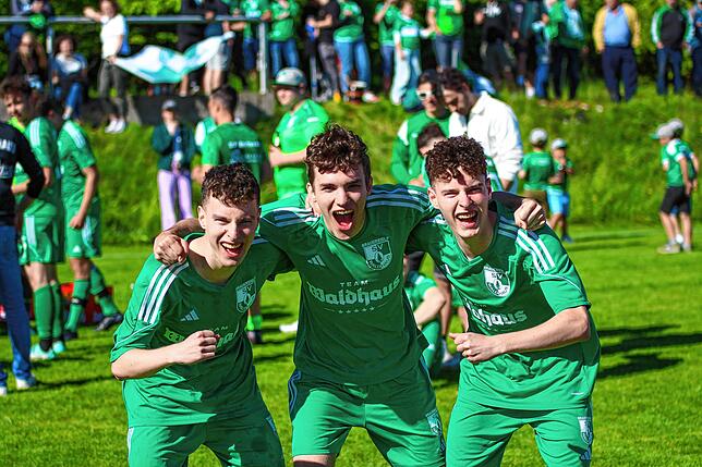 Schöne Erinnerungen: Unvergesslich bleibt für Louis (links) und Marvin Laub (rechts) der Aufstieg in die Bezirksliga mit ihrem Ex-Club ...