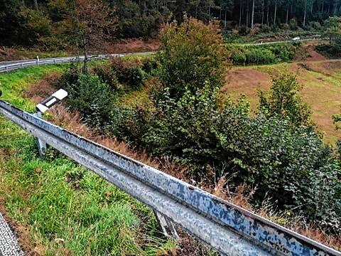 Über diese Leitplanke flog das Motorrad.