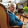 Der Schriftsteller Arnold Stadler in seiner Wohnung bei Sauldorf.