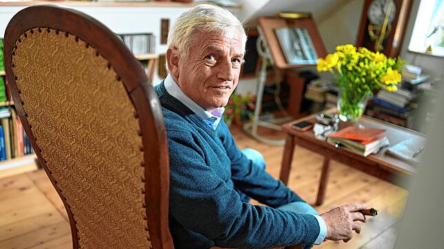 Der Schriftsteller Arnold Stadler in seiner Wohnung bei Sauldorf.