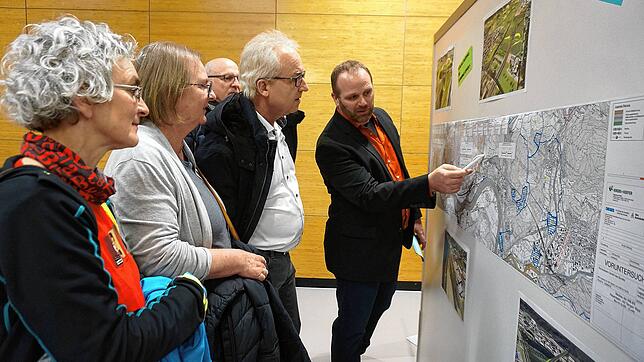Deges-Projektingenieur Jörg Nicklas (rechts) informiert am 17. Februar in der Stadthalle Waldshut bei der Vorstellung der ...