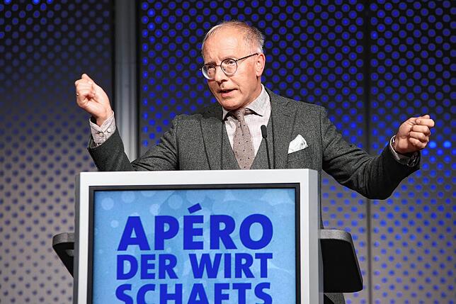 Karl-Rudolf Korte hält vor rund 500 Gästen beim gemeinsamen Kammerempfang der IHK Hochrhein-Bodensee und der Handwerkskammer Konstanz ...