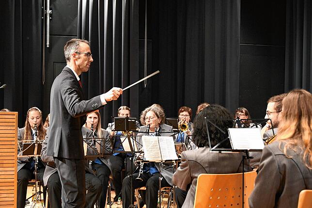 Ein Schwabe in Baden: Als frisch gewählter Bürgermeister übernimmt Frank Harsch den Taktstock und dirigiert die Stadtmusik zum Badnerlied.