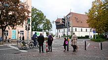 (Archivbild von 2023) Auf der Konzilsstraße gibt der Autofahrer am Samstagnachmittag, 11. Januar, Gas und kracht gegen einen Baum.