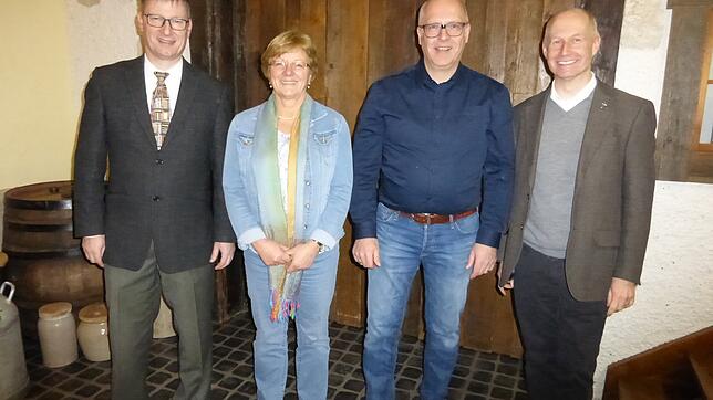 Rainer Happle, Heidrun Suchalla und Karl Heer (von links) leiten für weitere sechs Jahre die Geschicke der alt-katholischen ...