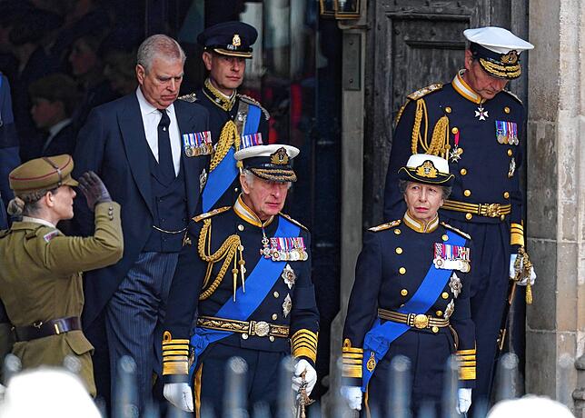 König Charles III., Prinzessin Anne, ihr Ehemann Sir Timothy Laurence, Prinz Edward (hinten, r-l), Graf von Wessex, sowie Prinz Andrew, ...
