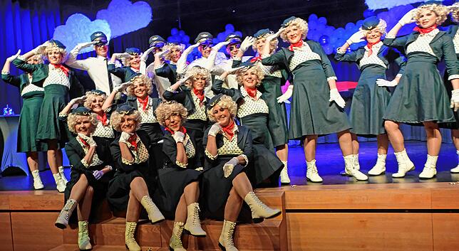 Tolle Choreografie zum Shakalaka-Finale beim Kessel Buntes der Owinger Hexen: 20 Flugbegleiterinnen und vier Piloten mit ihrer ...