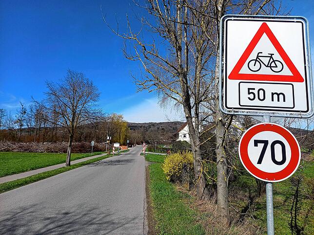 Von 50 auf Tempo 70 darf hier beschleunigt werden. 50 Meter weiter mündet der Radweg von Leimbach her in die Straße, der auch von vielen ...