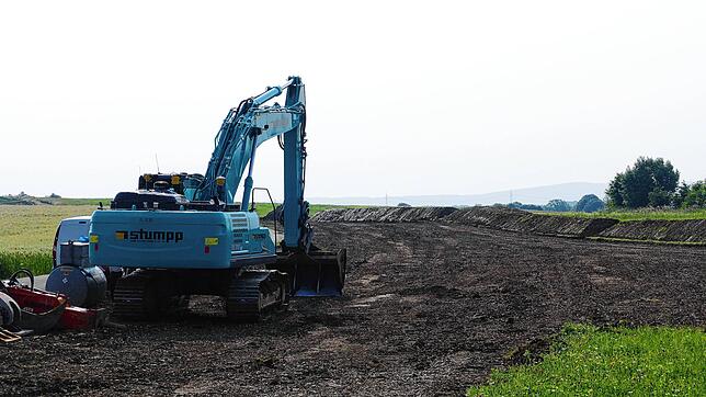 Auf der Erweiterungsfläche für das Gewerbegebiet Im Breitenfeld trägt ein Bagger den Oberboden ab. Foto: Stefan Limberger-Andris