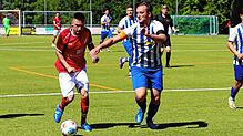 Wettlauf zur Kreisliga A: Einer dieser zwei Fußballer wird am Samstagabend jubeln. Entweder Julian Hamburger (links) vom SV Eschbach ...