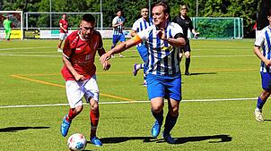 Wettlauf zur Kreisliga A: Einer dieser zwei Fußballer wird am Samstagabend jubeln. Entweder Julian Hamburger (links) vom SV Eschbach ...