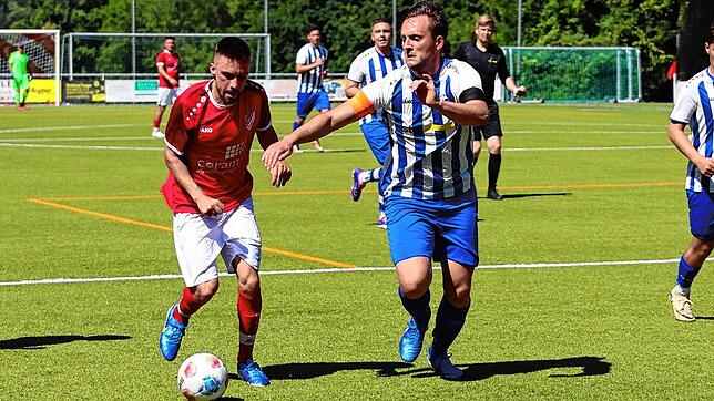Wettlauf zur Kreisliga A: Einer dieser zwei Fußballer wird am Samstagabend jubeln. Entweder Julian Hamburger (links) vom SV Eschbach ...
