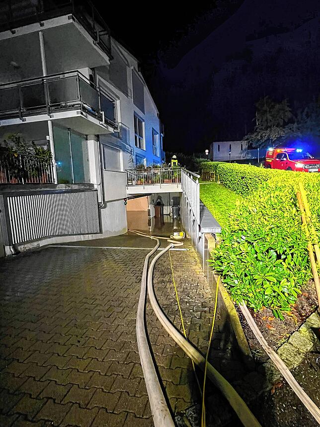 Lange Schläuche führen in die vollgelaufene Tiefgarage.