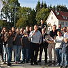 Mit Sekt stieß das Trübenbacher-Team auf den Neubau an. Inhaber Sven Meyer und seine Frau Sabine hatten bei der Baustellenübergabe auch ...