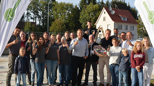 Mit Sekt stieß das Trübenbacher-Team auf den Neubau an. Inhaber Sven Meyer und seine Frau Sabine hatten bei der Baustellenübergabe auch ...