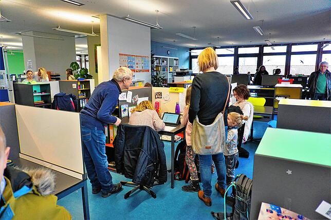 Die Schülerinnen und Schüler an der Gemeinschaftsschule arbeiten in der fünften Klasse mit Tablets. Ab der sechsten Klasse beginnt die ...