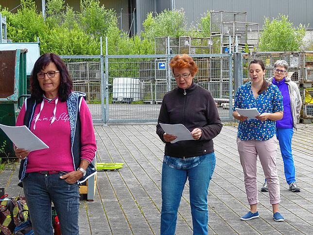 Uli Ziegler (links) bot den Platz hinter der Halle in Ahausen für die Proben an. Während des Regenschauers konnten sich die Sänger ...