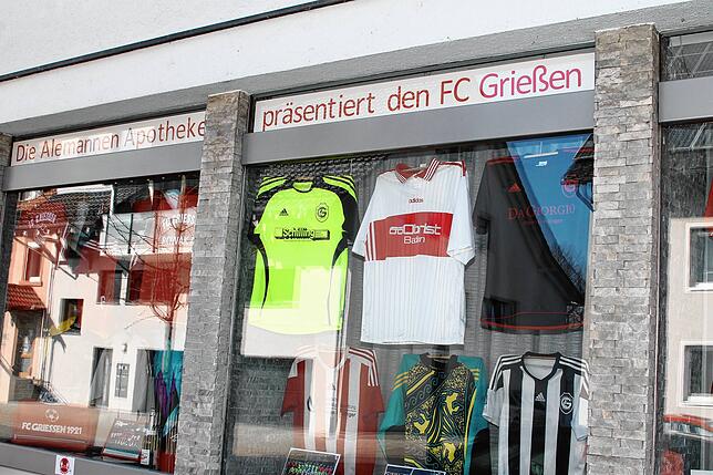 Dress-Code: In der Alemannen-Apotheke werden die Trikots der vergangenen Jahrzehnte vorgestellt.