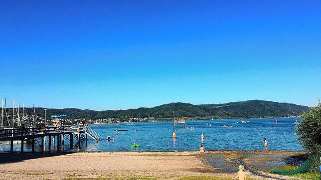 Das Strandbad Bodman. Weil der Wasserstand so niedrig ist, muss derzeit zum Baden weit in den See hinein laufen.