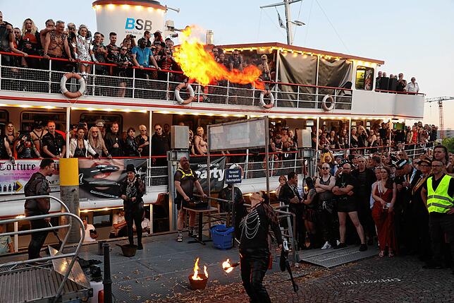 Bild 29: Willkommen an Bord! Diese Passagiere sind beim Torture Ship dabei