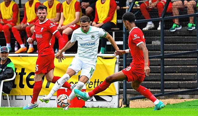 Branimir Hrgota von Greuther Fürth (weißes Trikot) setzt sich beim Testspiel in Villingen-Schwenningen gegen Andrew Andy Robertson ( ...