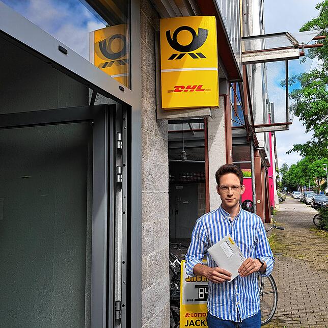 Florian Reiners vor einer Postfiliale in Petershausen: Über ein halbes Jahr stand er in Kontakt mit der Deutschen Post und der ...