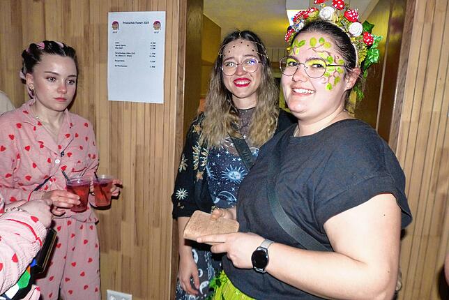 Bild 28: Wiiberfasnet 2025: Die besten Bilder der Hü-Ri-Frauen in Hürrlingen – Ein aufregendes Spektakel!