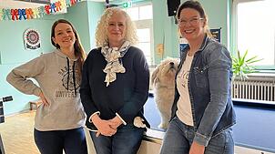 Das Team des Kinder- und Jugendbüros Donaueschingen – mit Hund Bo – in den Räumen des Jugendhauses (von links) Lisa Lehmann, Bettina ...
