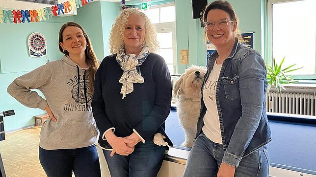 Das Team des Kinder- und Jugendbüros Donaueschingen – mit Hund Bo – in den Räumen des Jugendhauses (von links) Lisa Lehmann, Bettina ...