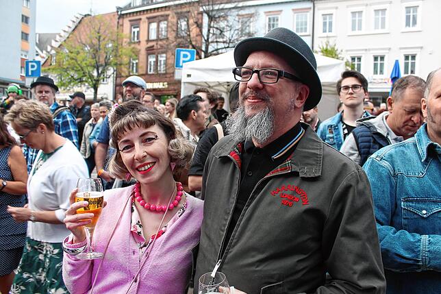 Den Besuchern gefällt das Auftaktkonzert 2024 auf dem Hanselbrunnenplatz.
