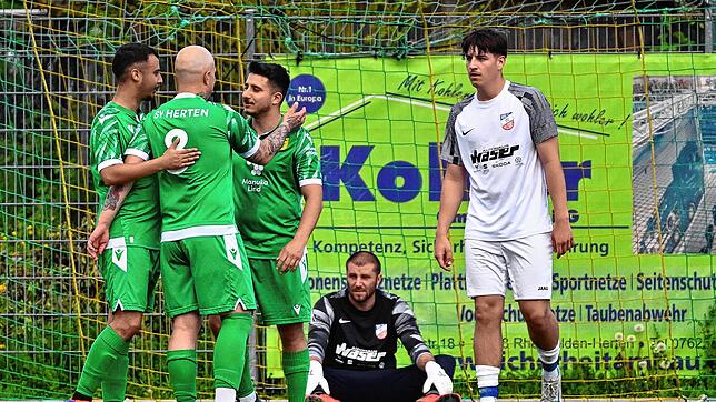 Bittere 20. Niederlage: In den Gesichtern von Felix Schwering (rechts) und Torwart Serhii Poddubtsev lässt sich die Gemütslage beim ...