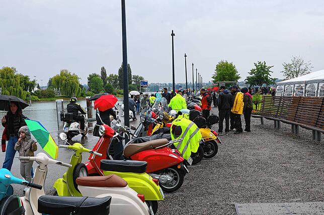 Bild 3: Vespa-Treffen am Bodensee: Am Kreuzlinger Hafen kommen drei Nationen zusammen
